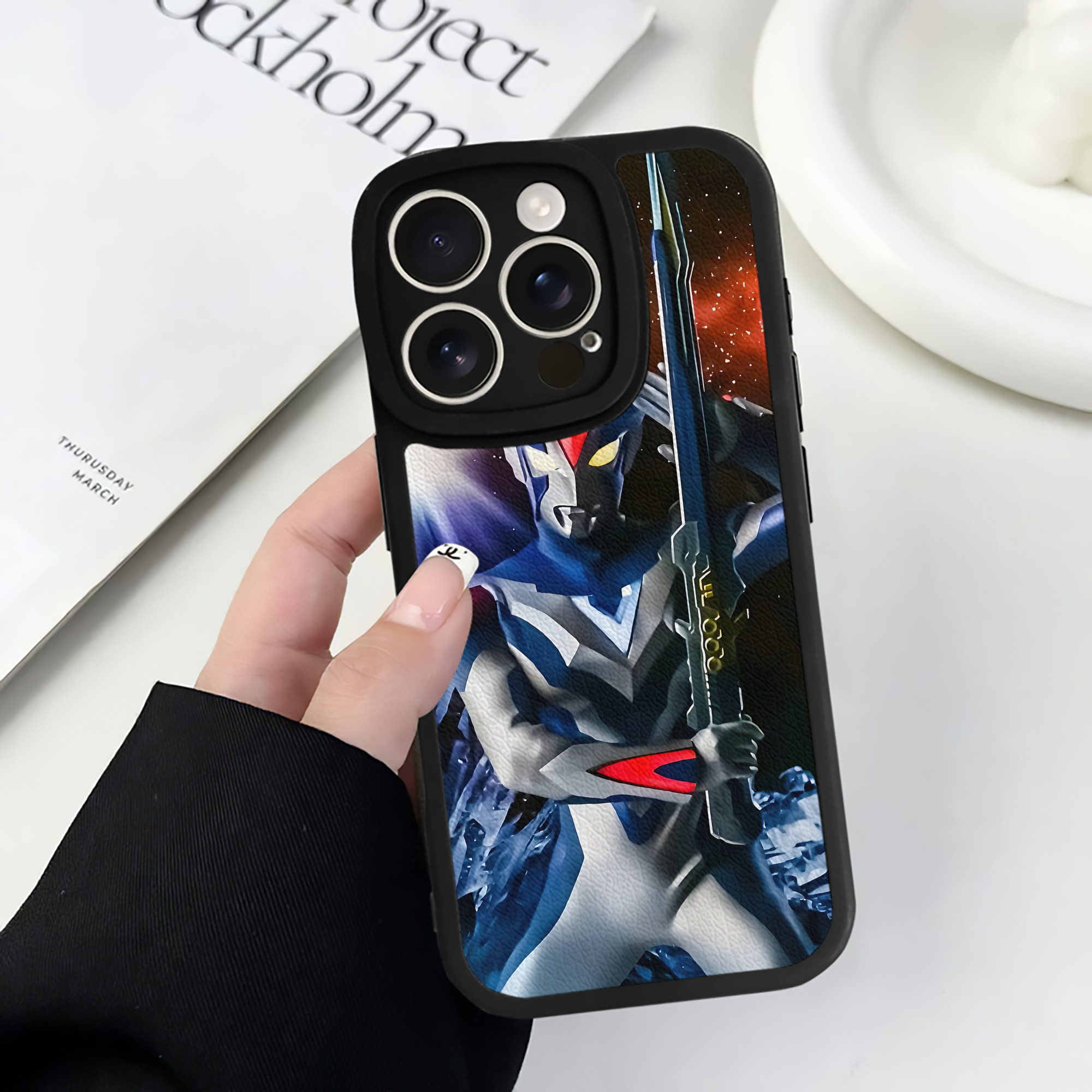 （画像用） ウルトラマン Ultraman 【iPhone 16シリーズ対応】シリコンスマホケース（レザー調） 材質：シリコン